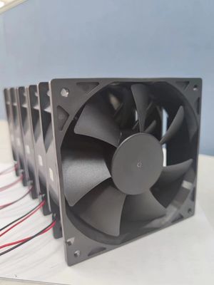 Ο υλικός 3400-6800RPM Μαύρος ανεμιστήρων γραφείου κεντρικών υπολογιστών PBT